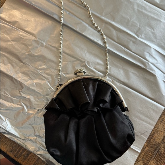 The sweetest VINTAGE black purse w/ silver highlights and chain. Fun shiny clasp - Picture 7 of 7